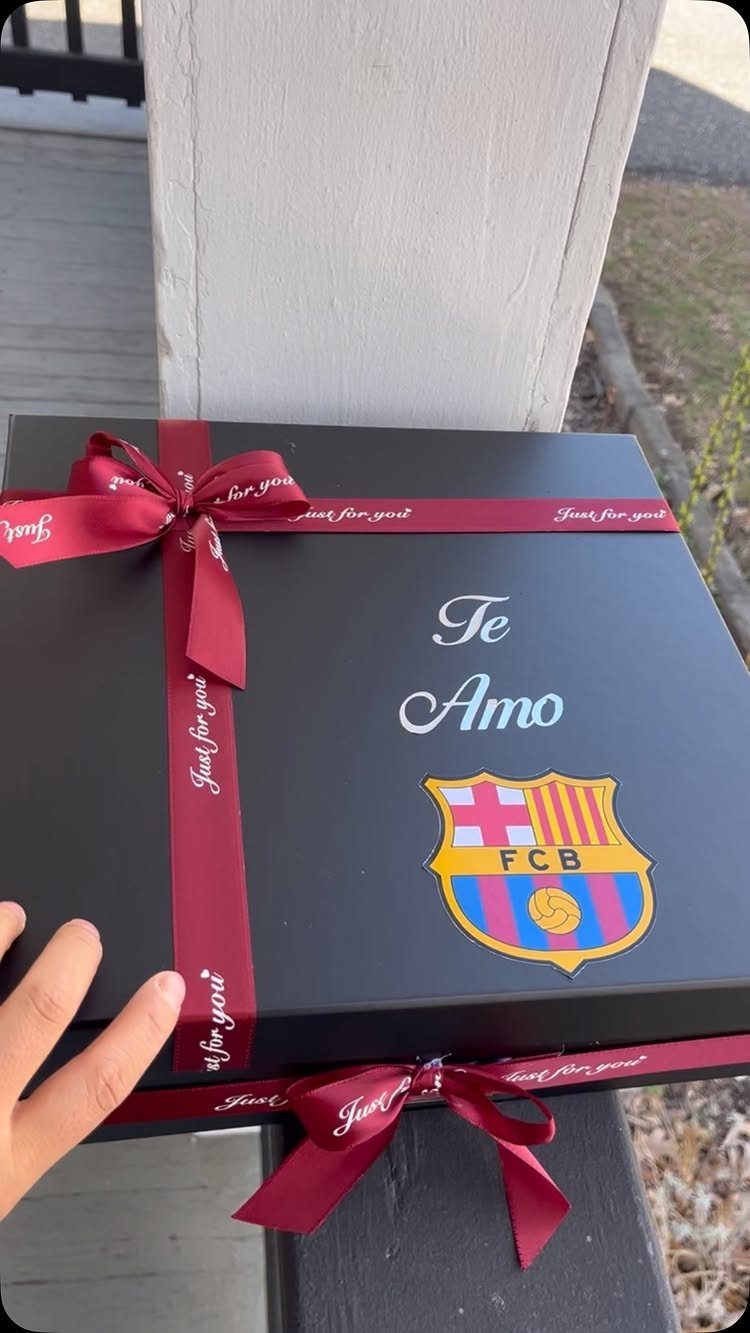 Black gift box with red ribbon, Te Amo text, and FC Barcelona crest
