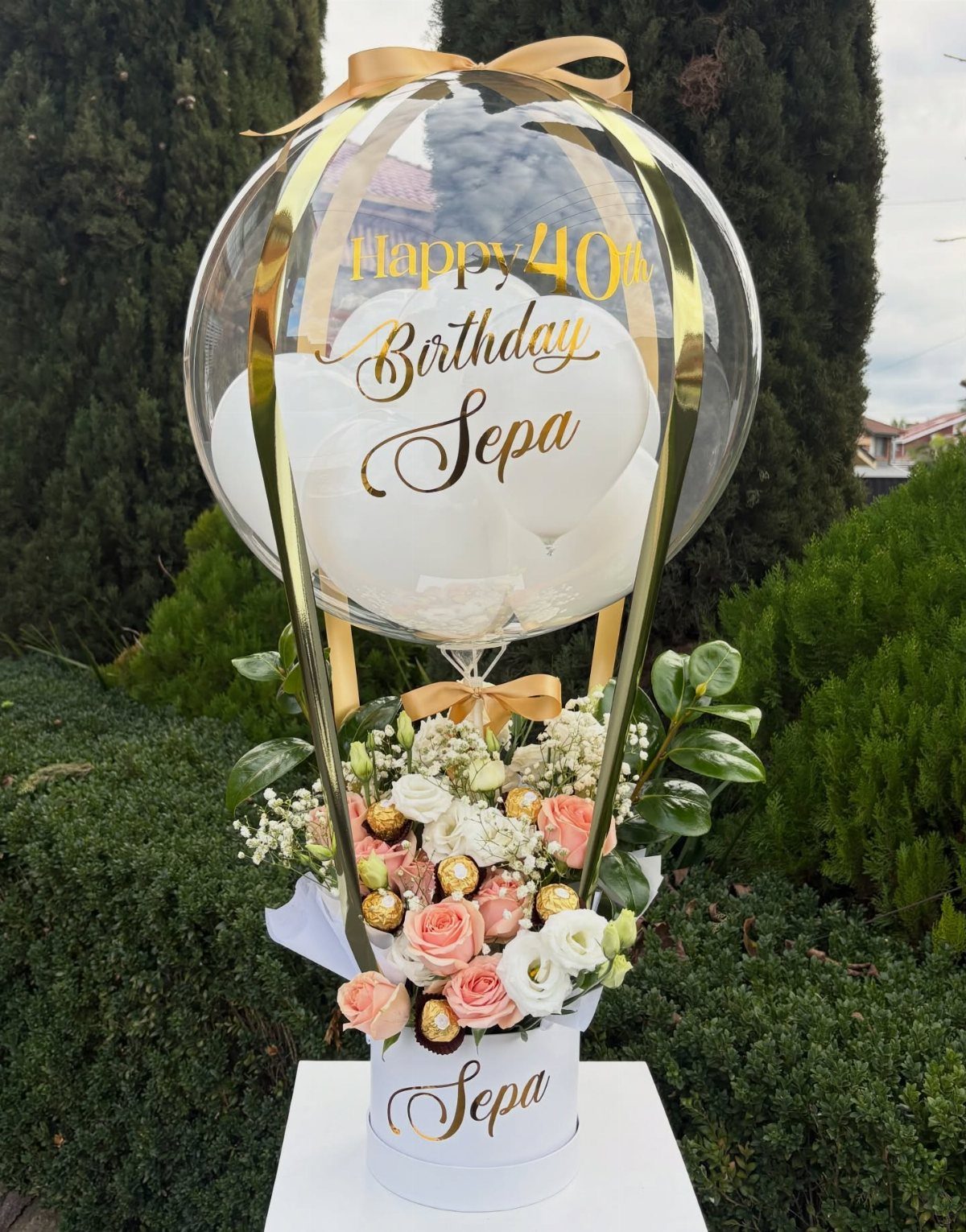 Birthday balloon arrangement with white and peach roses and gold chocolates for Sepa.